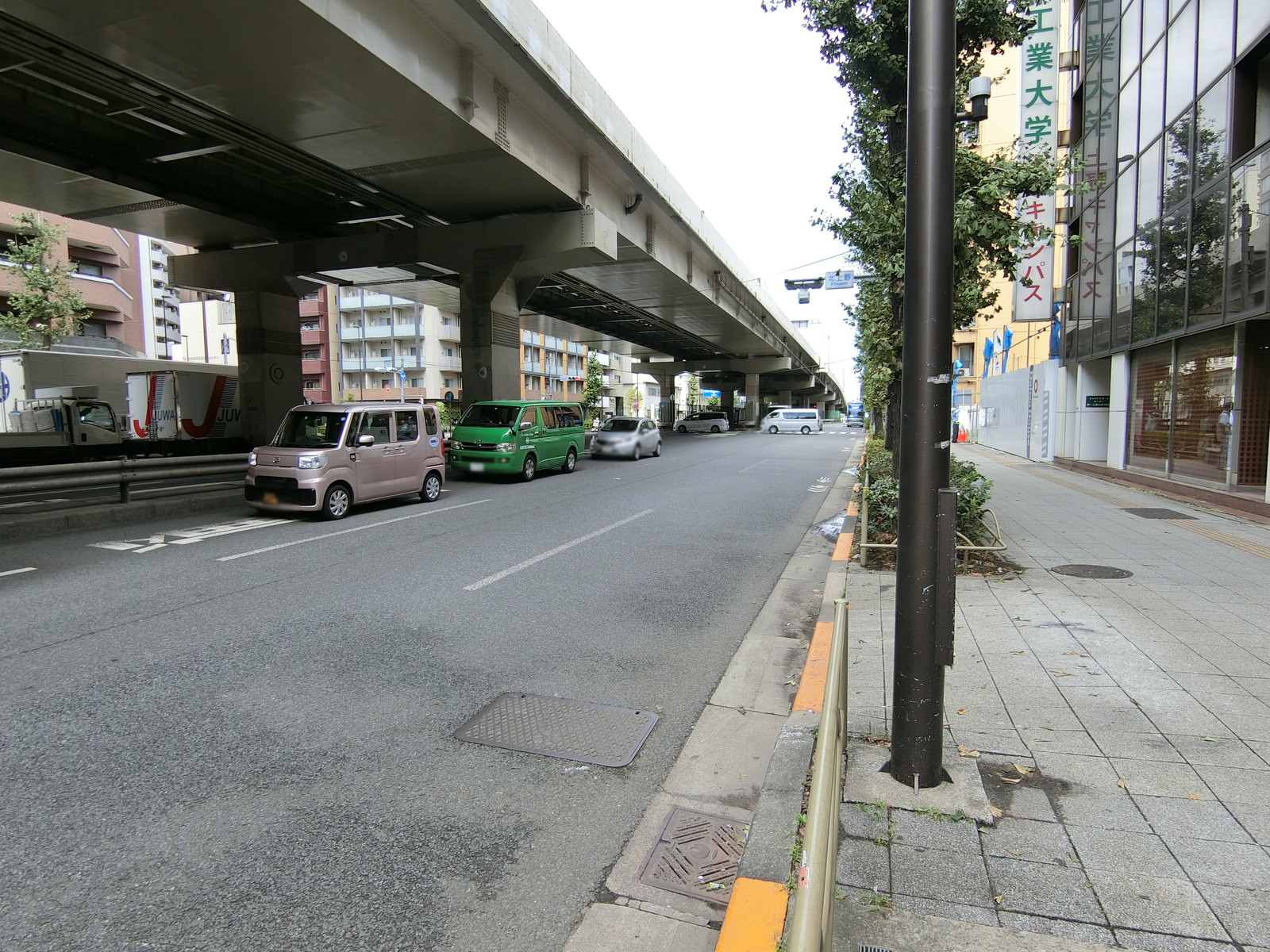 諏訪ビル前面の通り