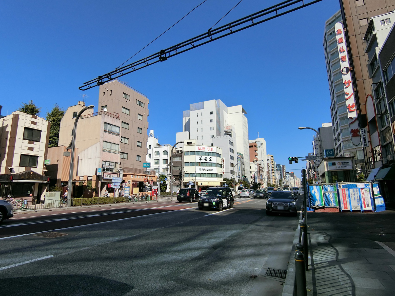 戸邊ビル前面の浅草通り