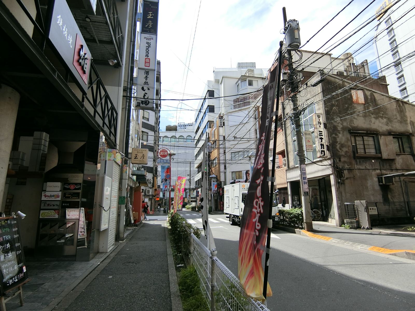 江戸半第3パレスビル前面の通り