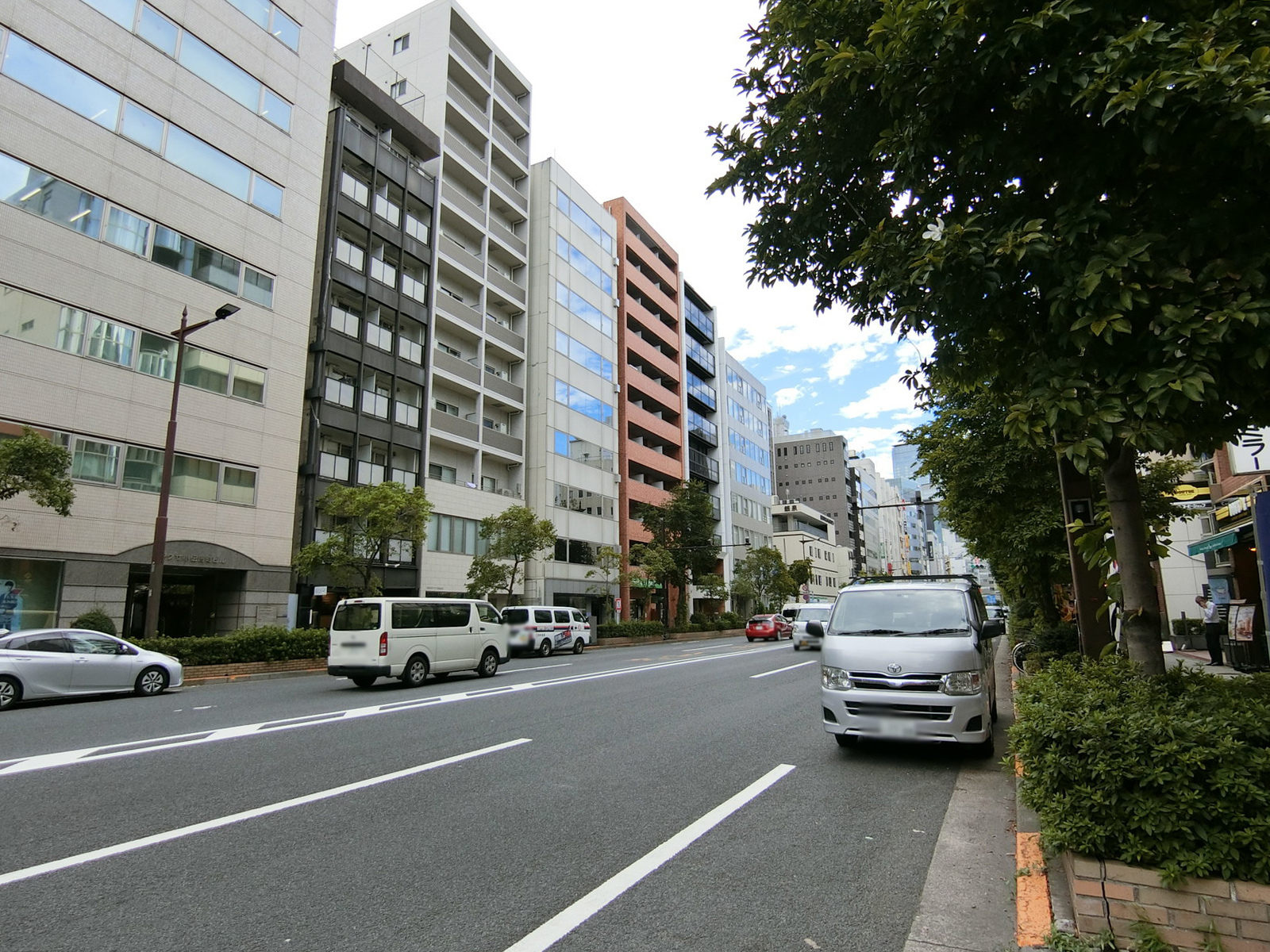食糧会館前面の江戸通り