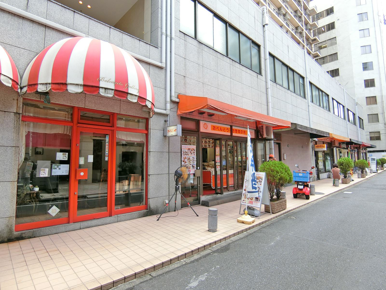 付近には飲食店が充実
