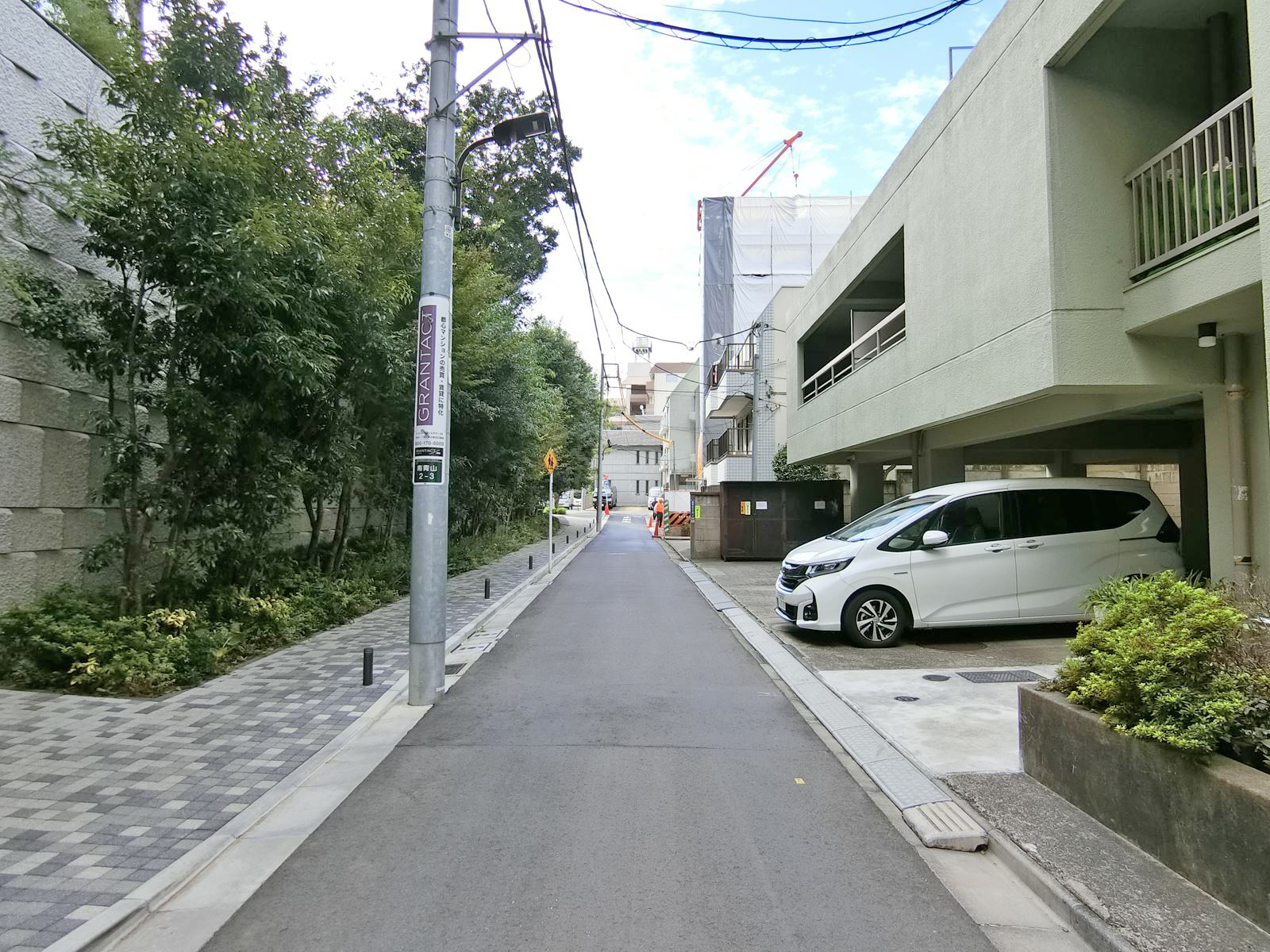 クレセントプラザ前面の通り