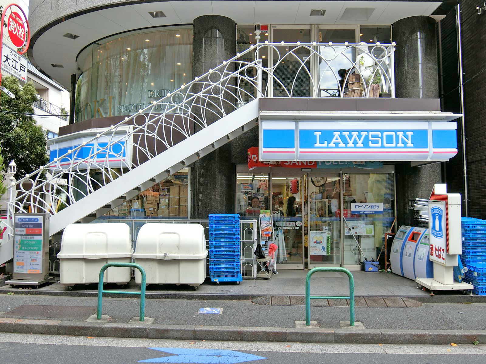 徒歩1分のローソン南青山二丁目店