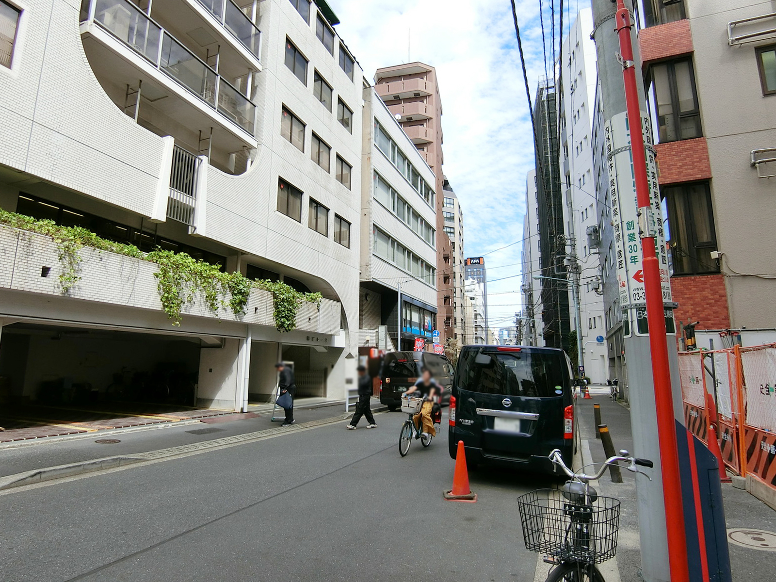 共同ビル小伝馬町前面の通り