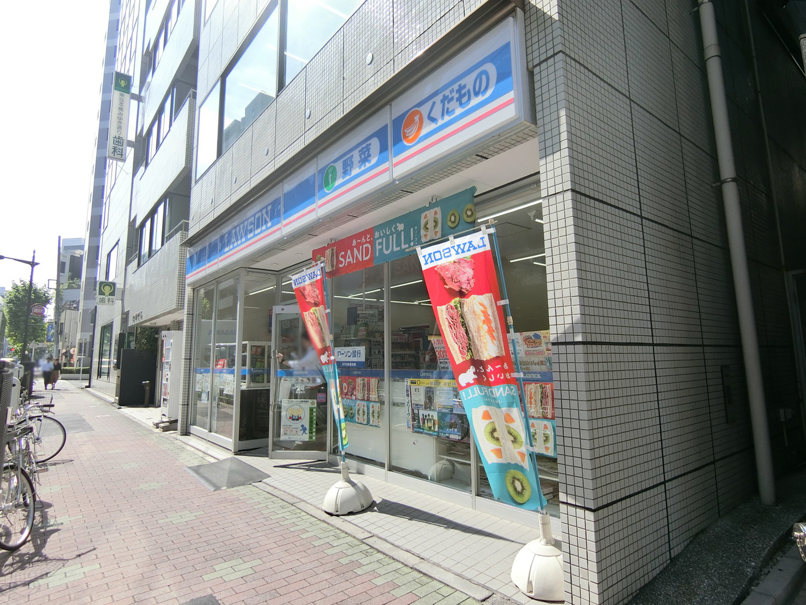 徒歩2分のローソン