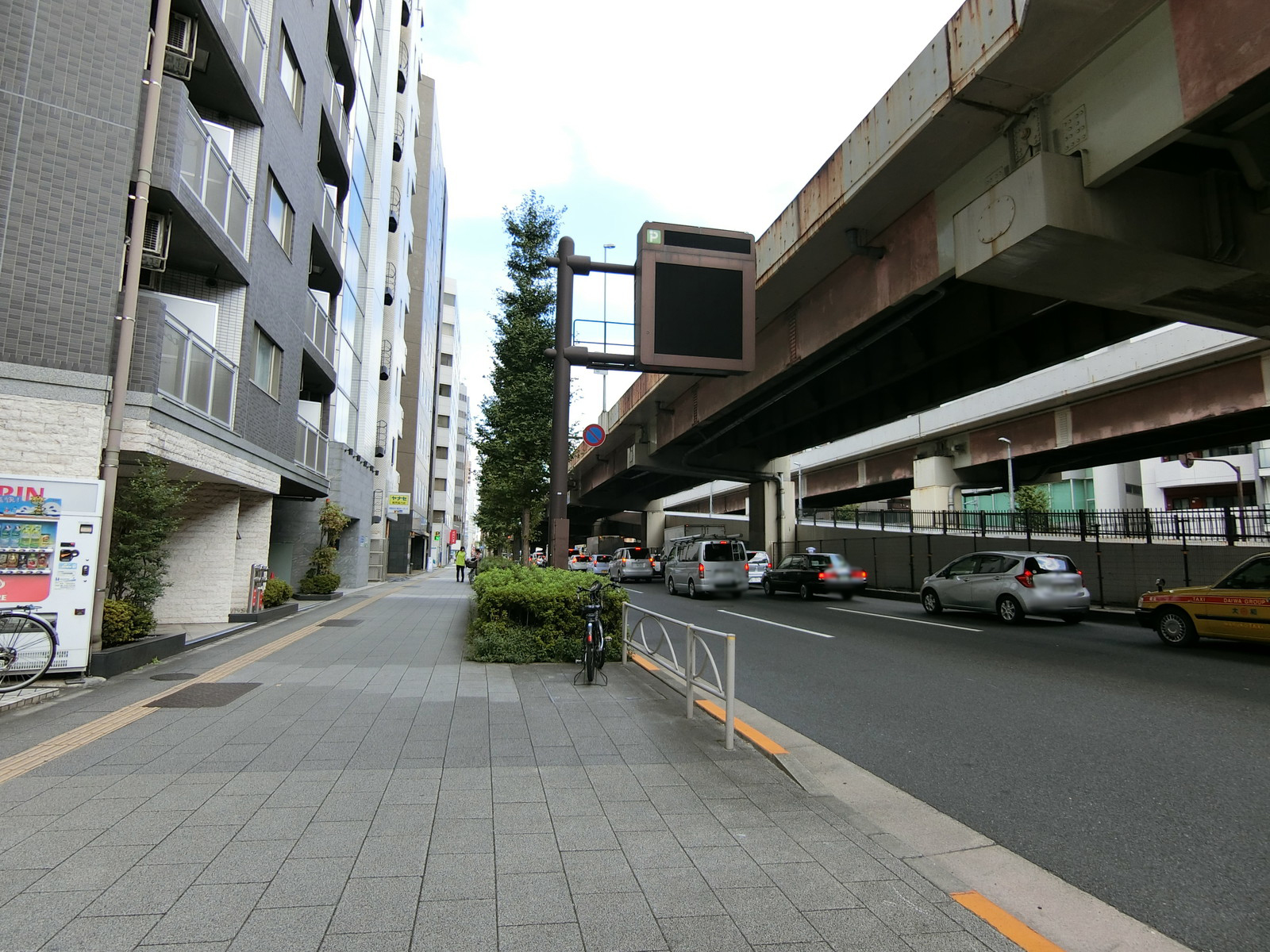 オフィスビル前面の昭和通り