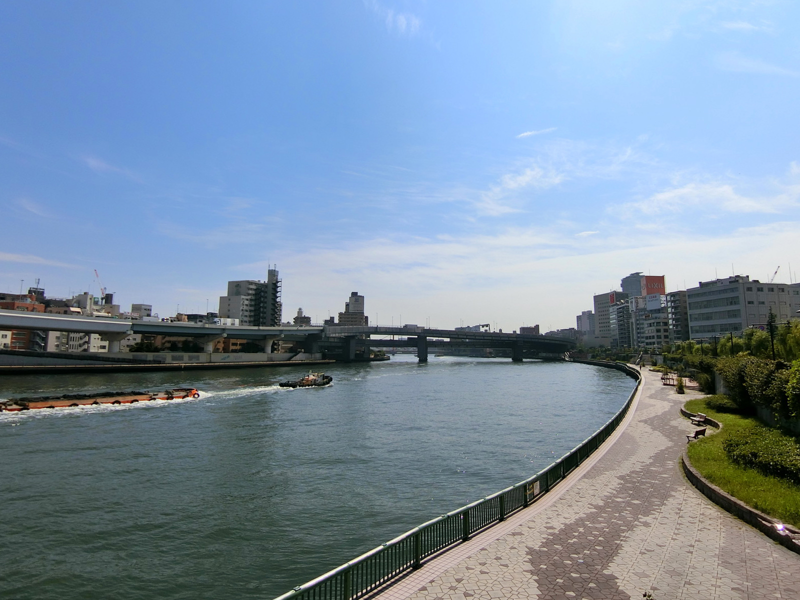 近くの隅田川