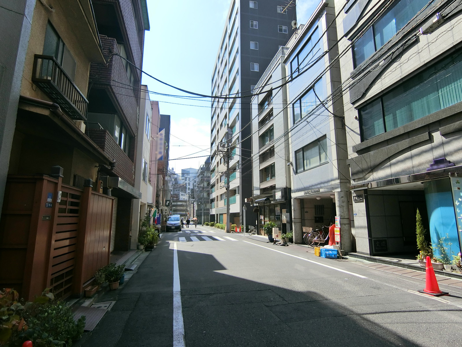 村上第15ビル前面のすずらん通り