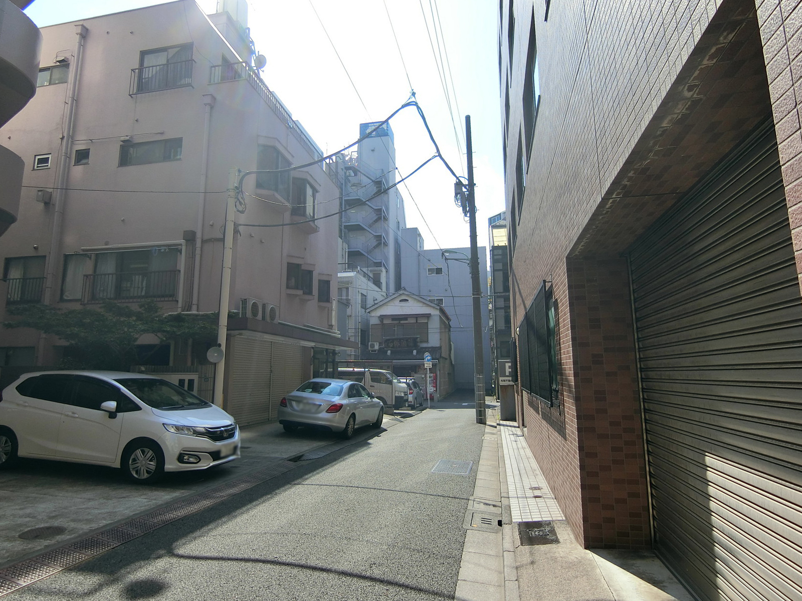 サンライズビル前面の通り