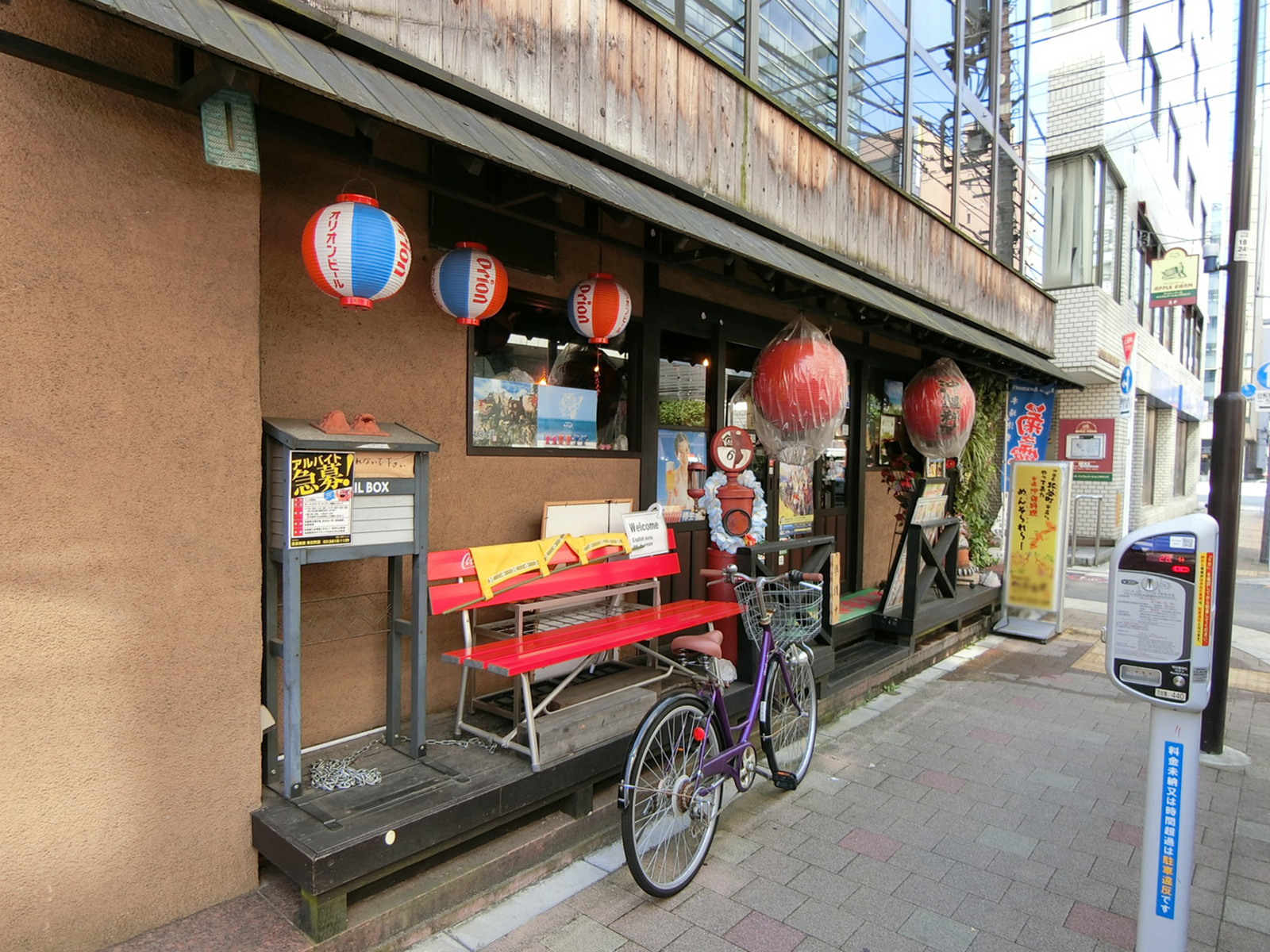 付近には飲食店が多数