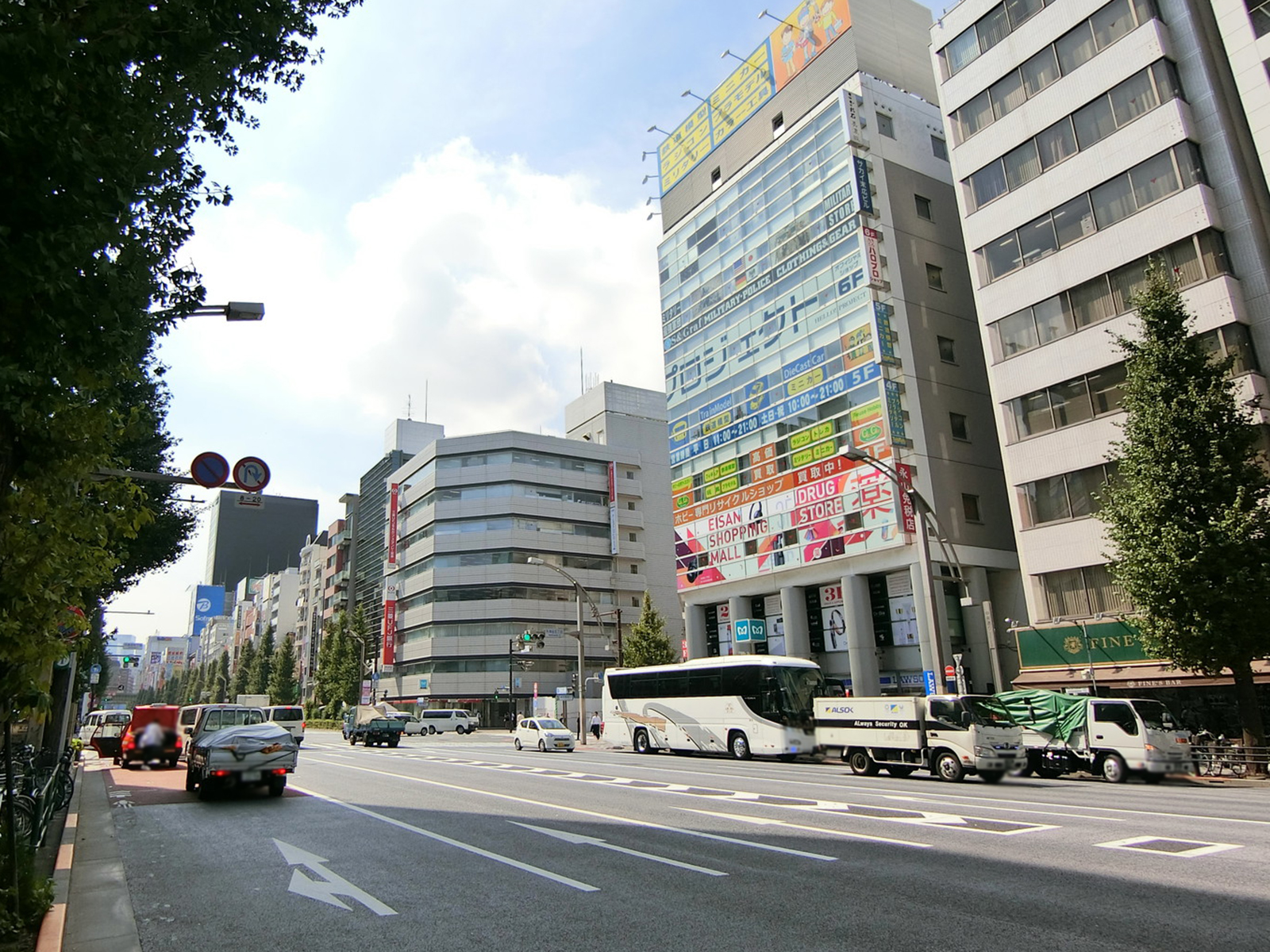 JR外神田ビル前面の中央通り