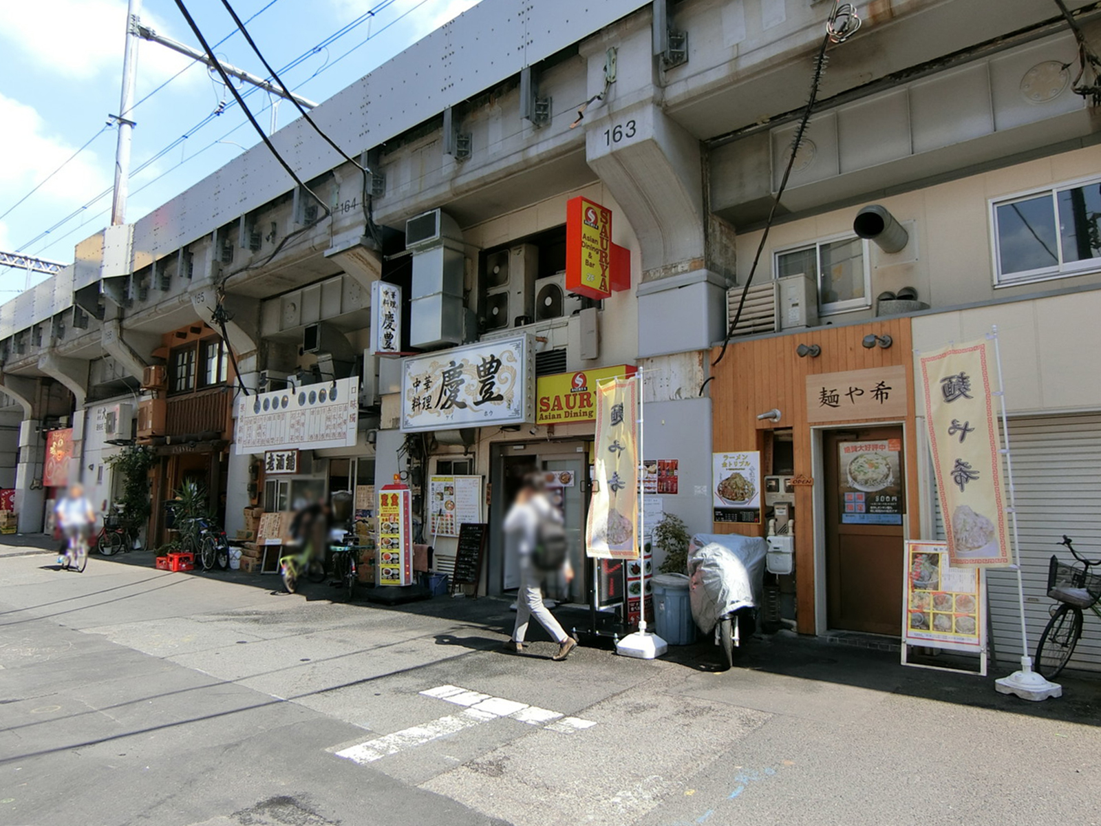 周辺は飲食店の豊富なエリア