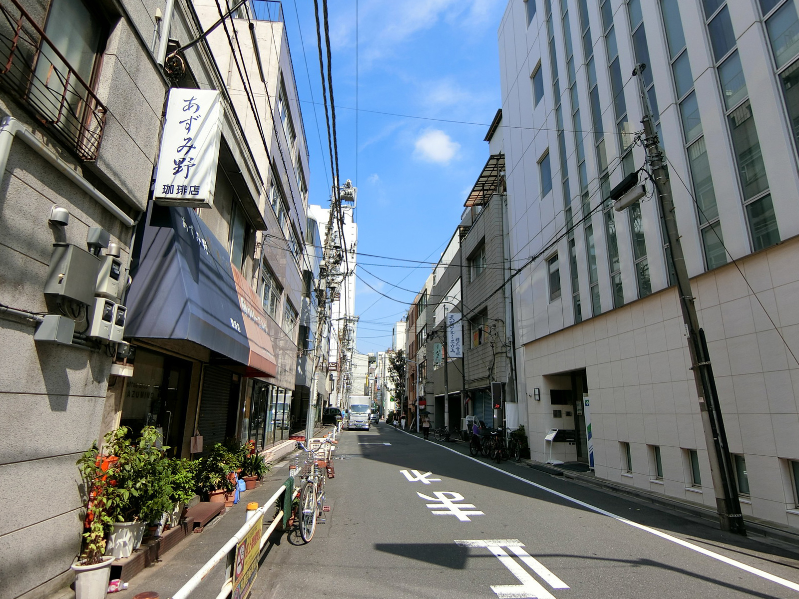 SDビル前面の通り