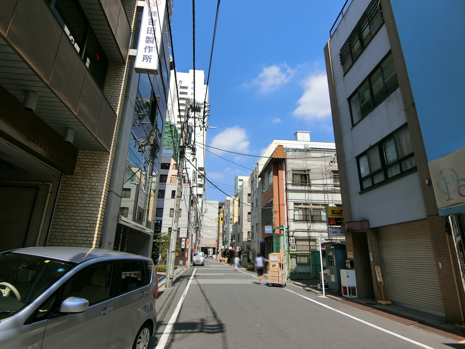 寿々木屋ビル前面の通り