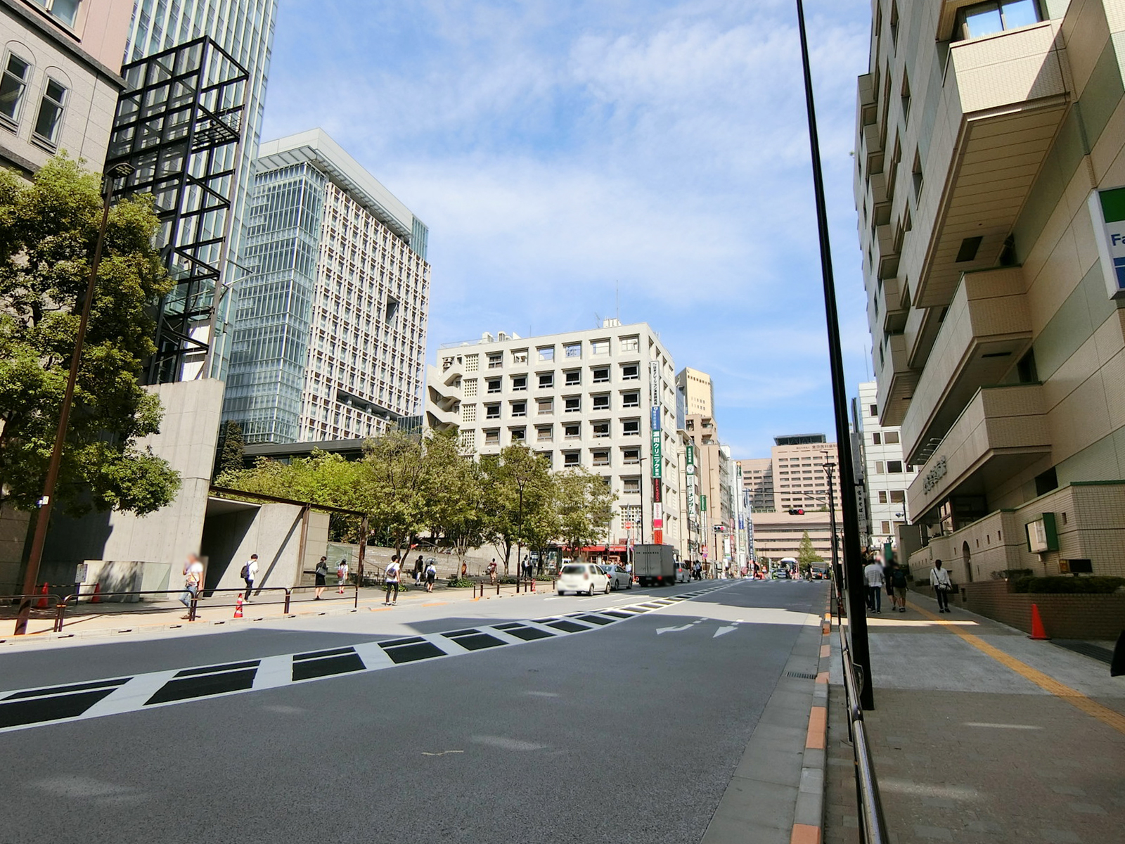 付近の明大通り