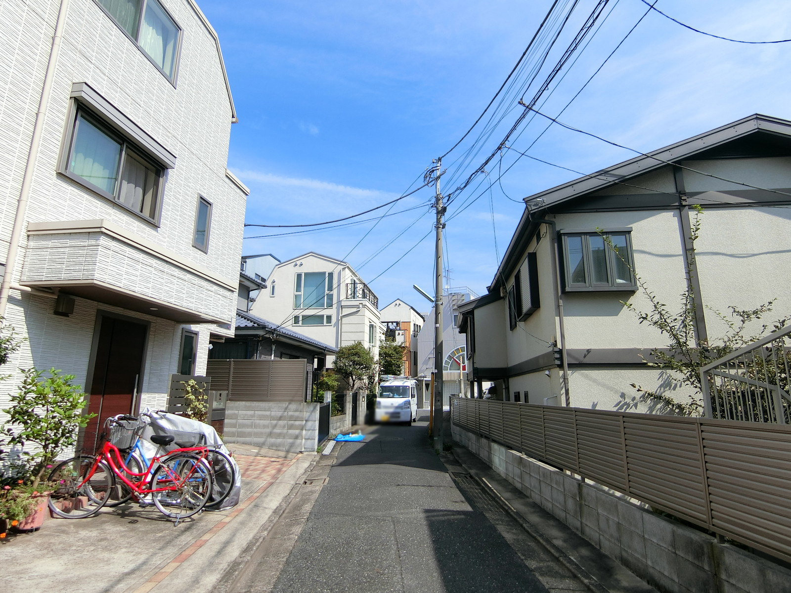 周辺は静かな住宅街