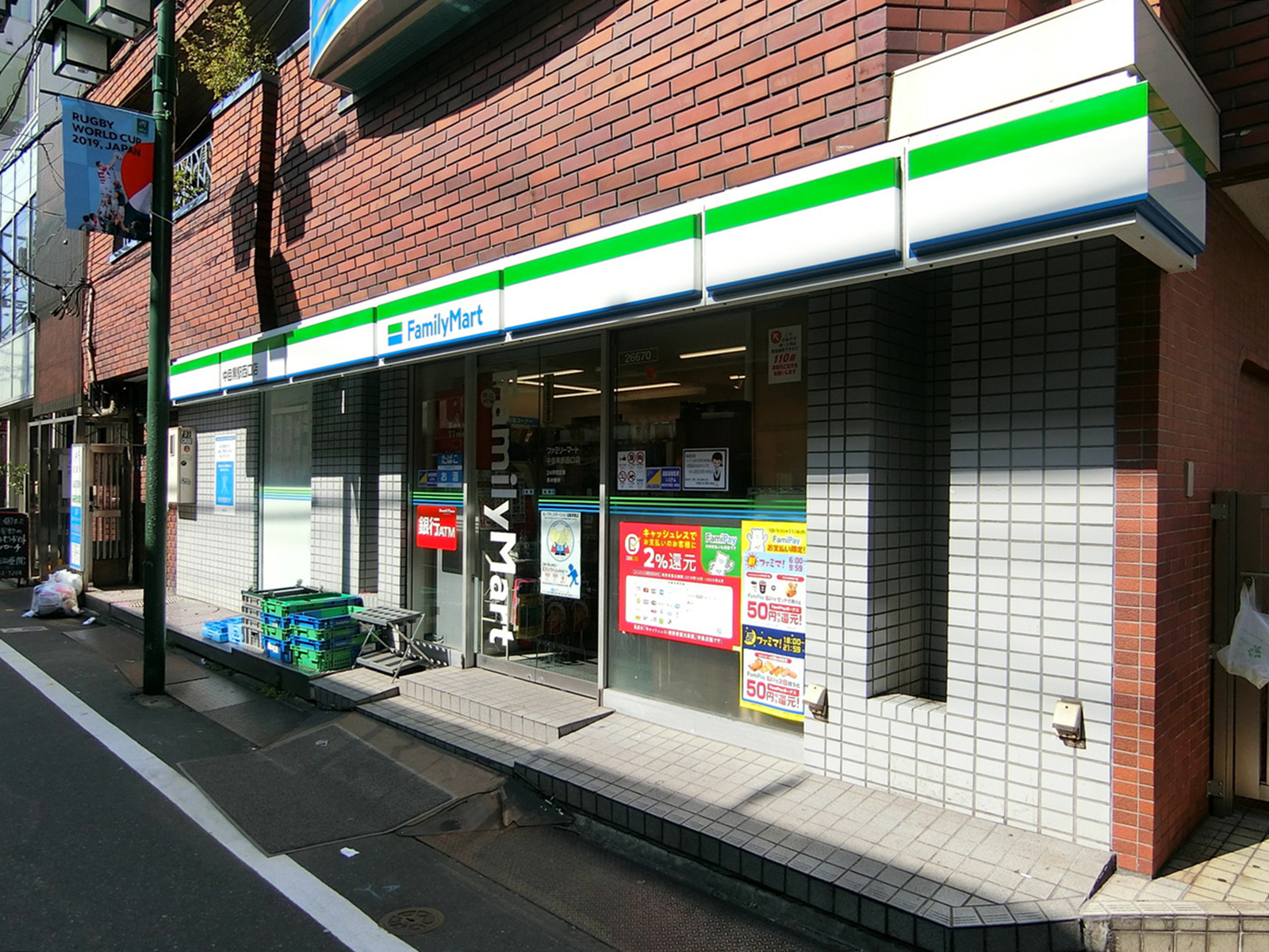 徒歩2分のファミリーマート