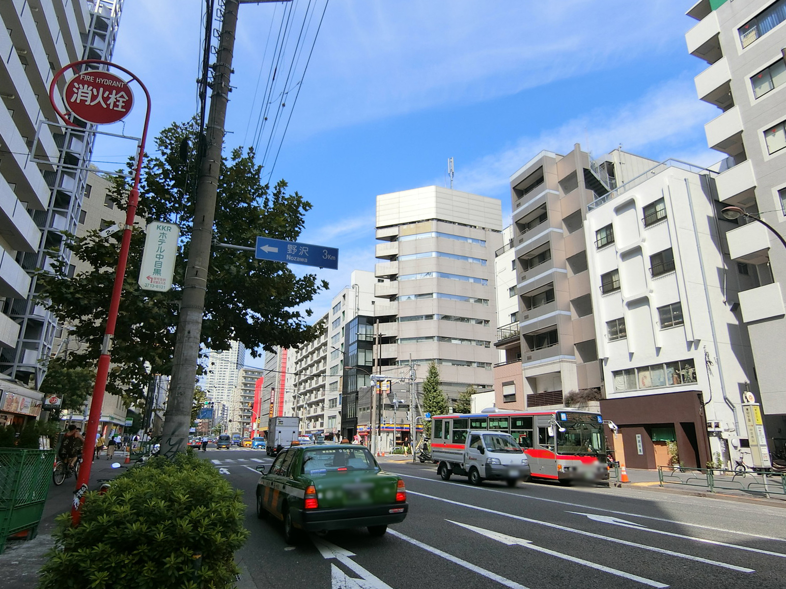 アーベイン青葉台ビル前面の通り