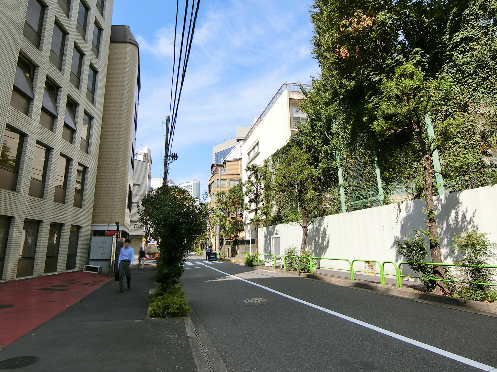 三恵ビル前面の猿楽通り