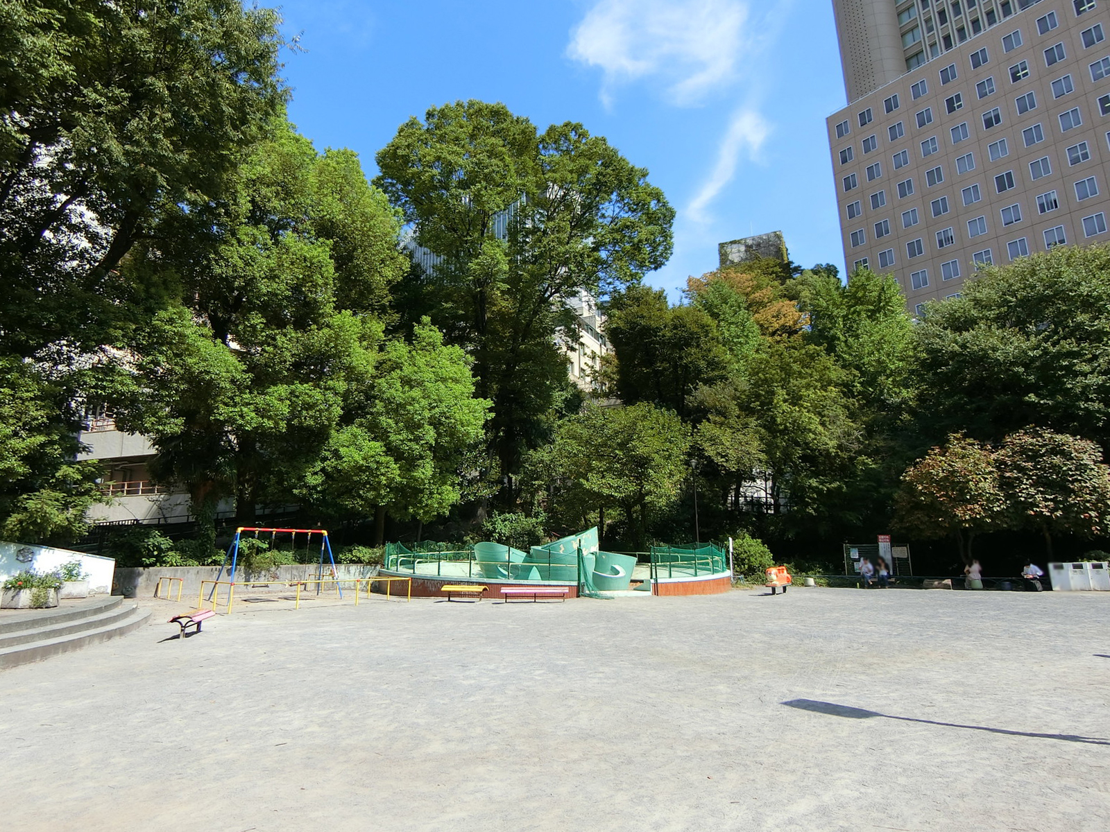 徒歩2分の錦華公園