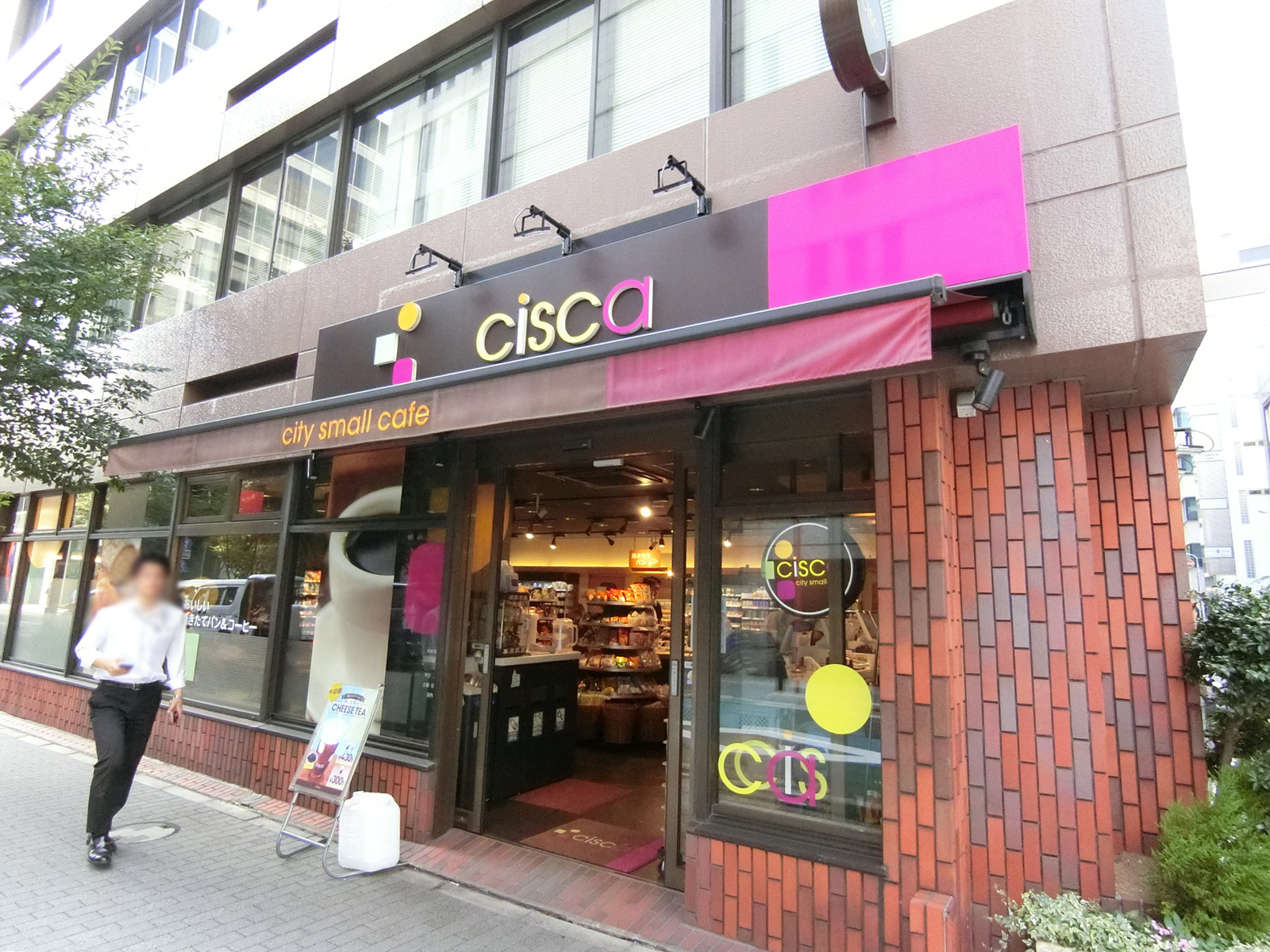 斜向いにあるcisca 日本橋本町店