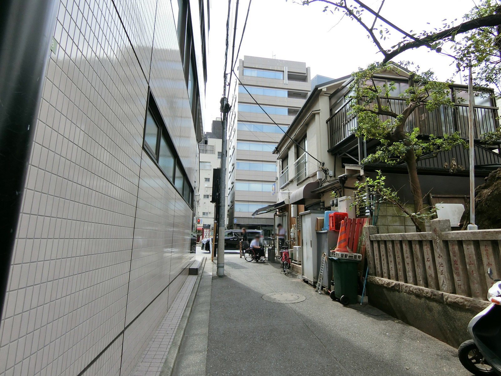 フローラビル前面の通り