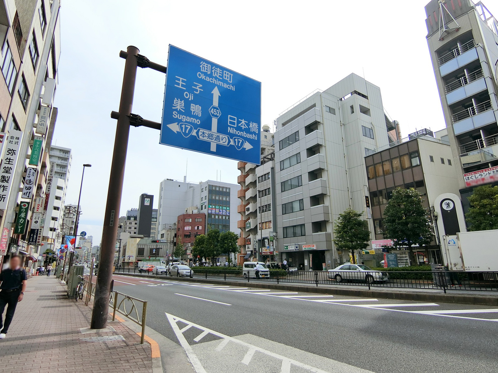 ビル前の春日通り