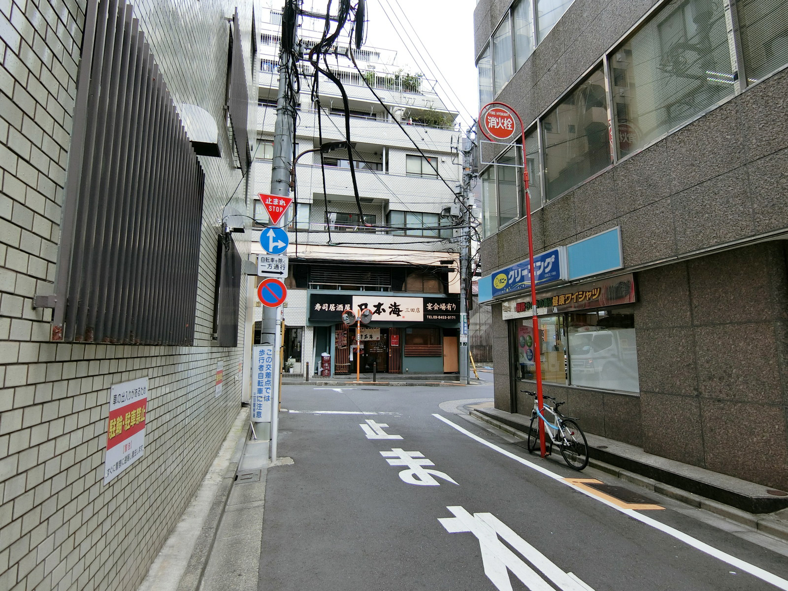 鈴木ビル前面の通り