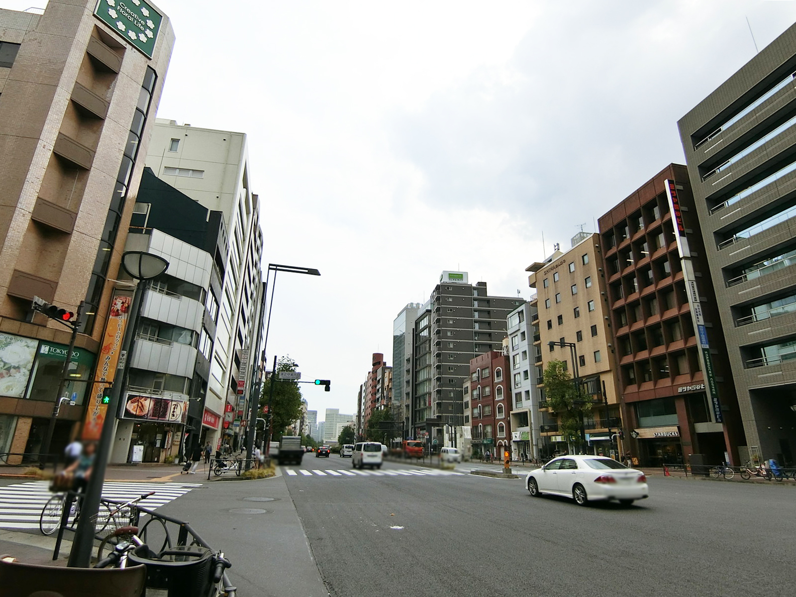 四谷小林ビル前面の新宿通り