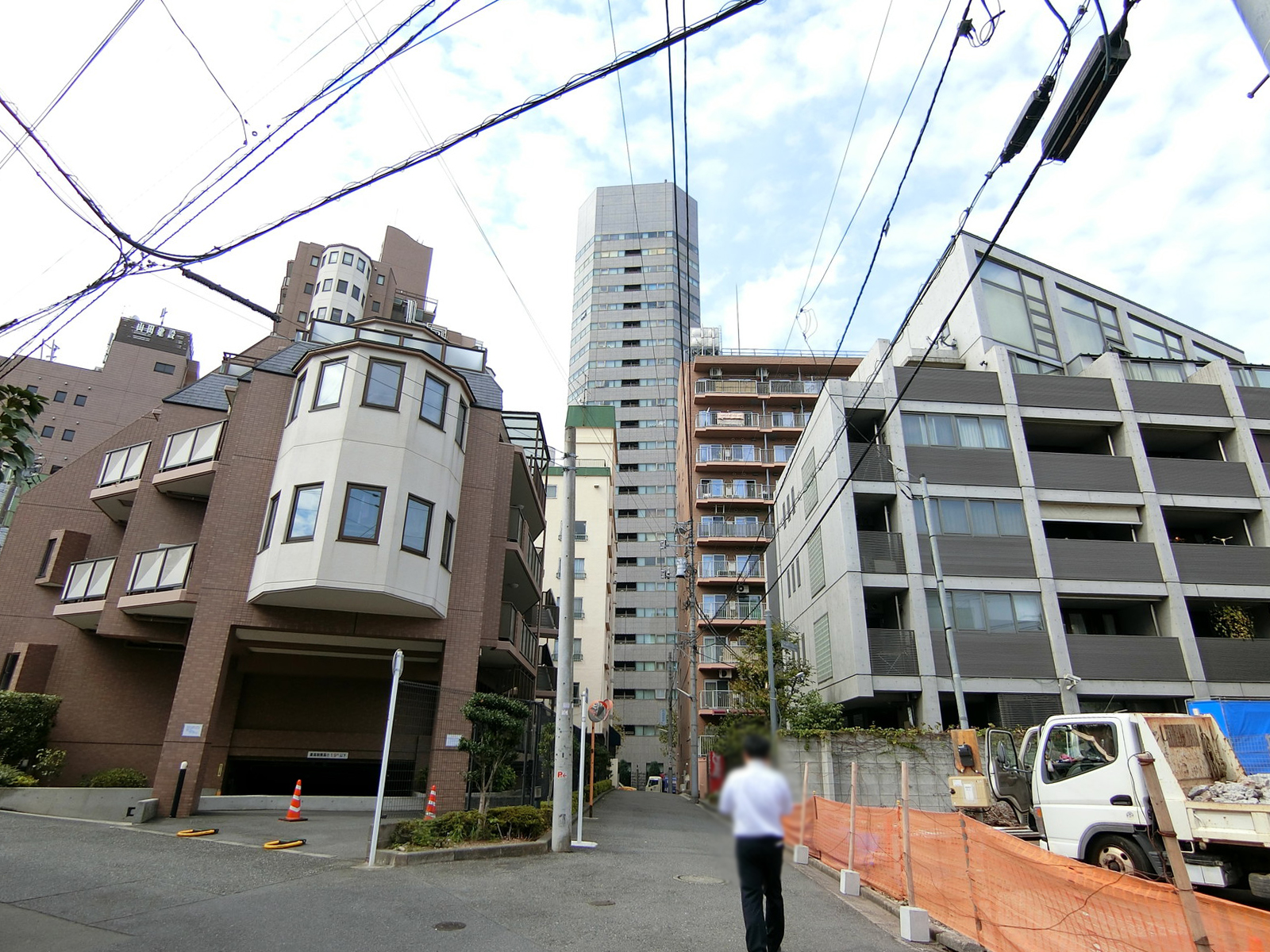周辺は住宅やオフィスの多いエリア