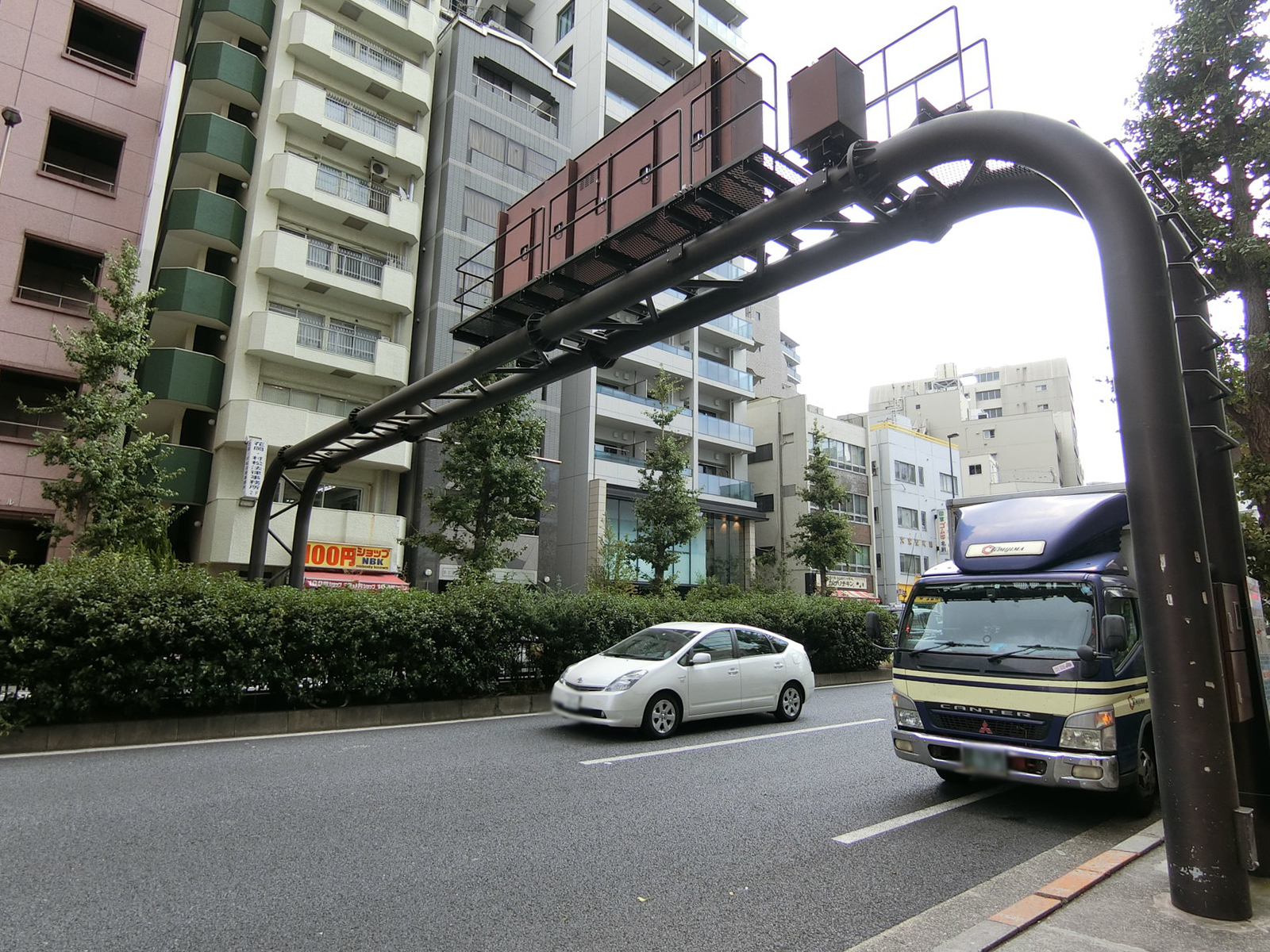 大学通信教育ビル前面の本郷通り