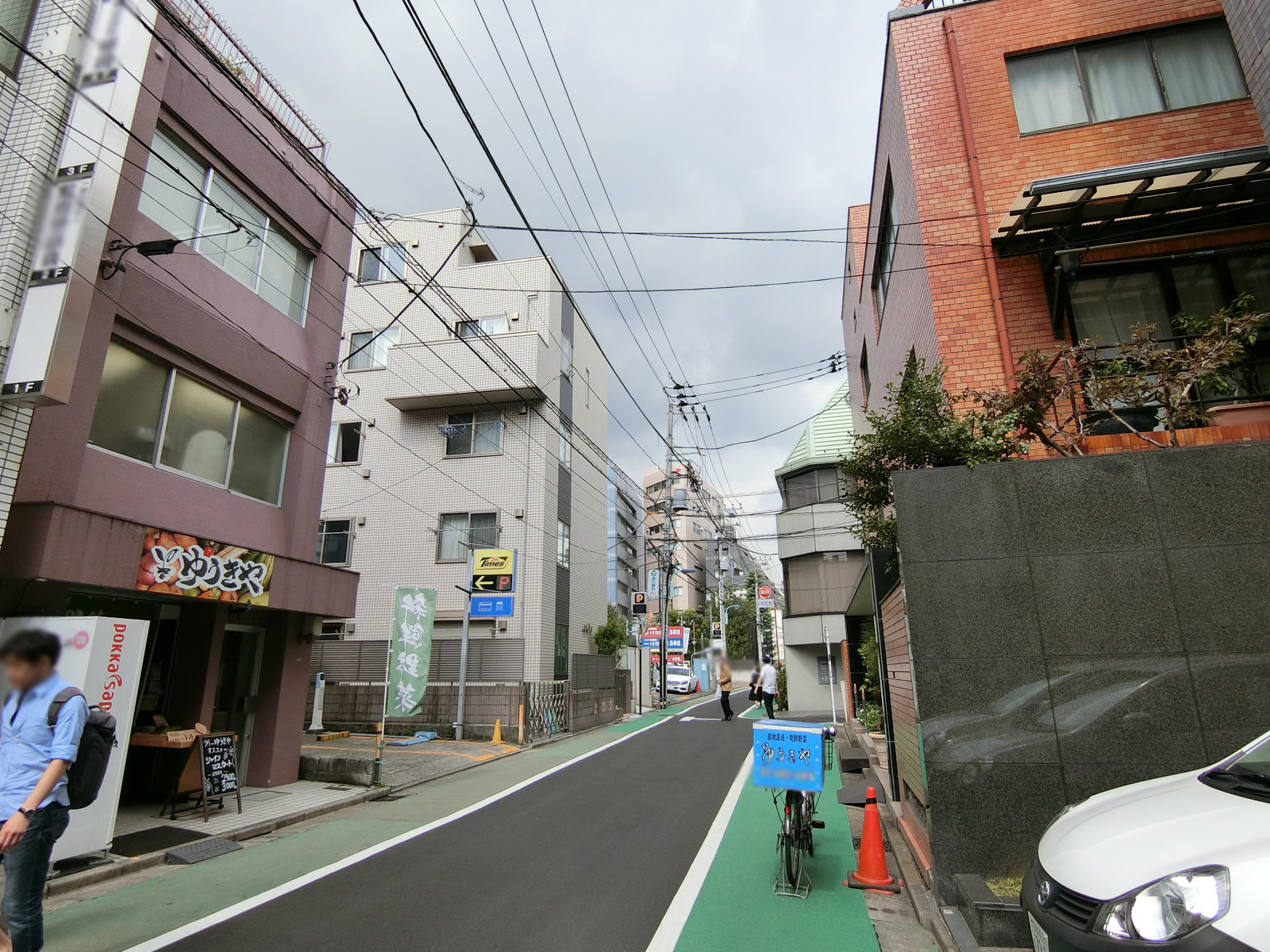 ユニゾ本郷二丁目ビル前面の通り