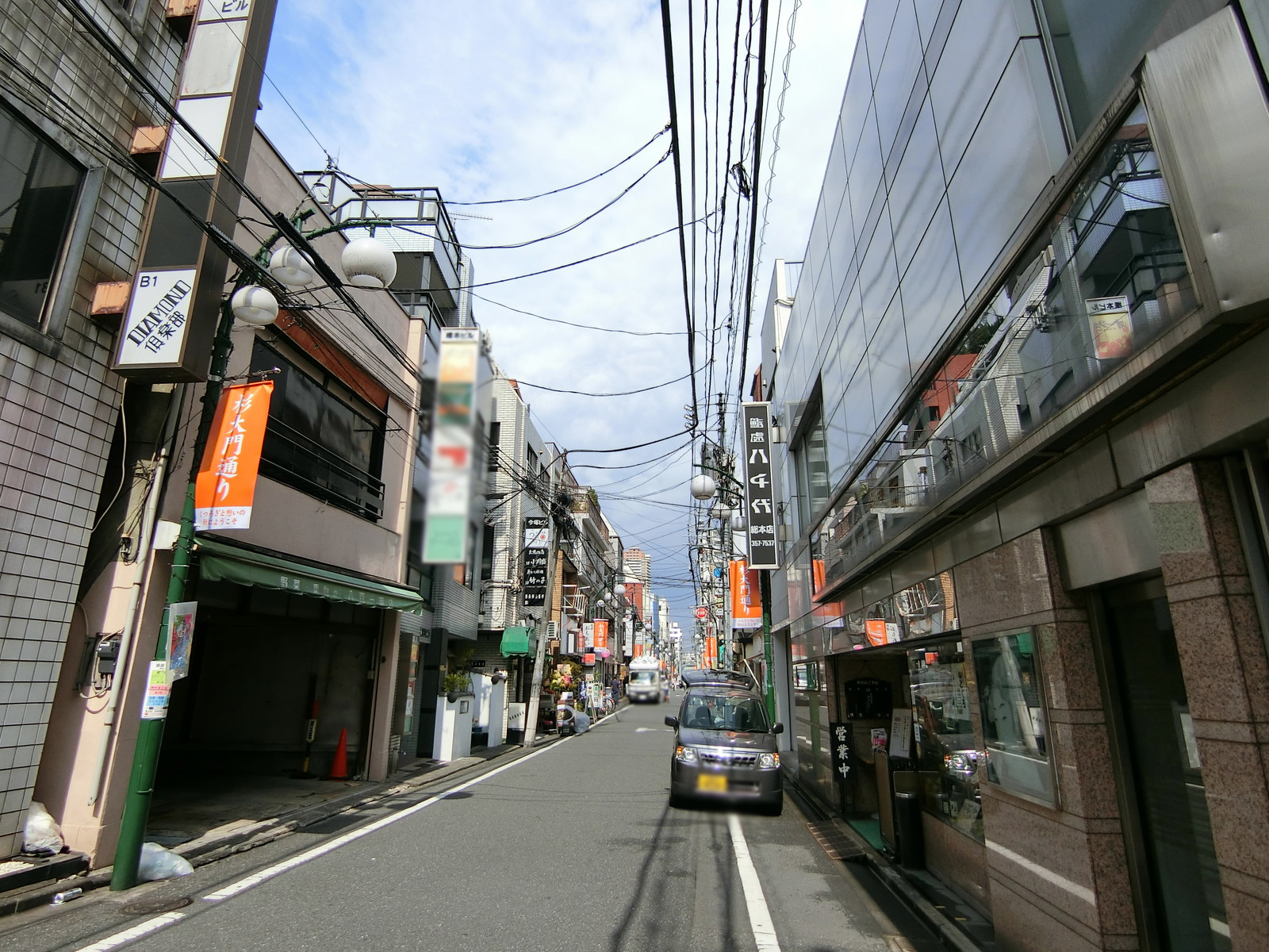 橋本ビル前面の通り