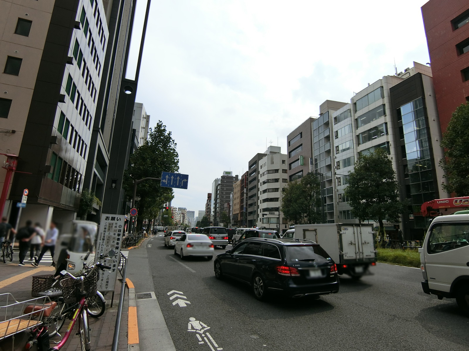 結城ビル前面の新宿通り