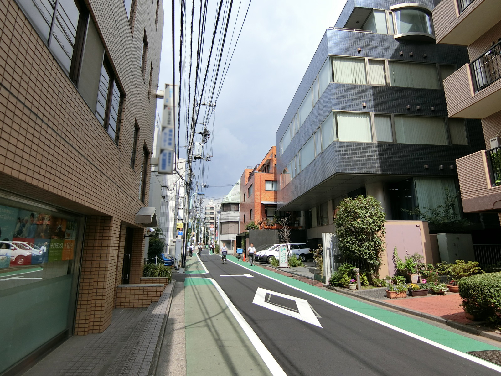 EONビル前面の通り