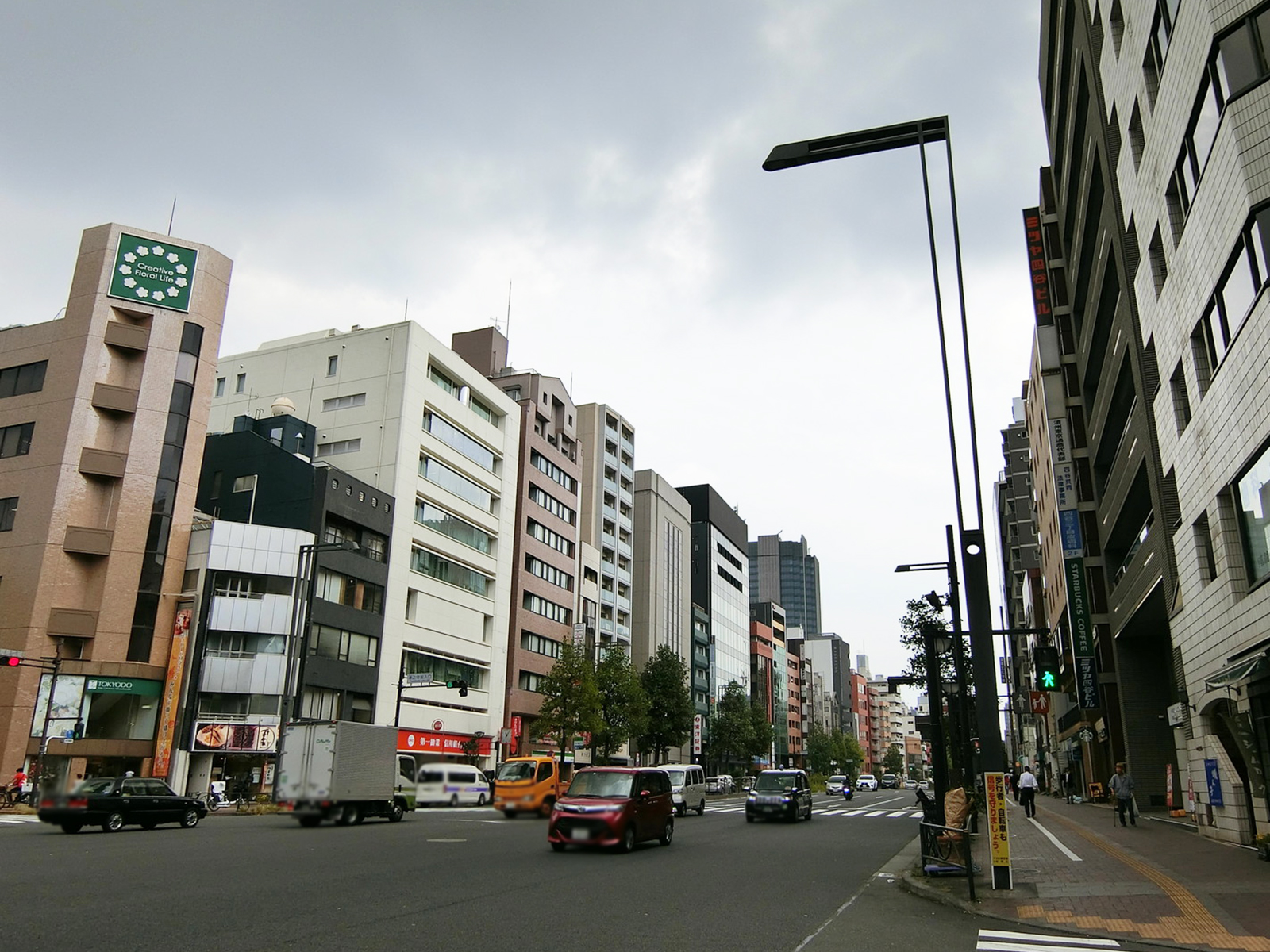 イケダビル前面の新宿通り