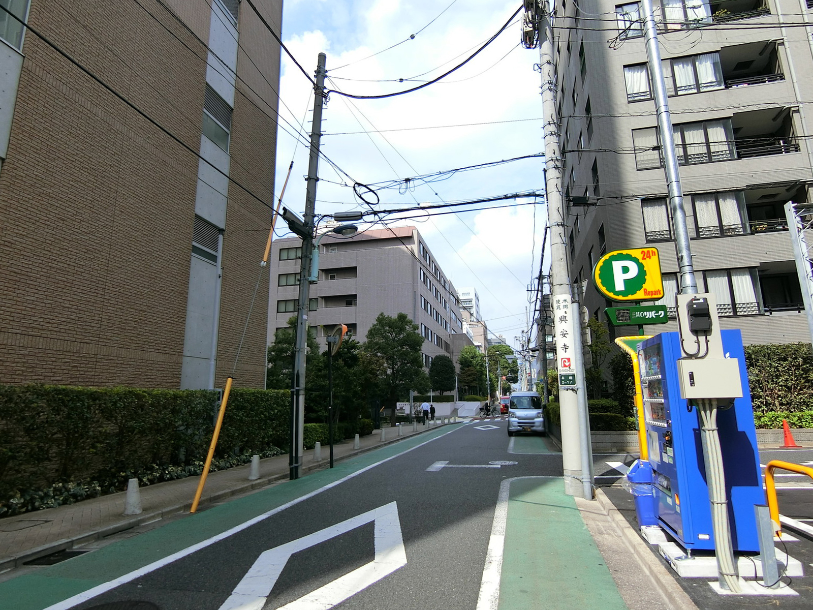 鈴木ビル前面の通り