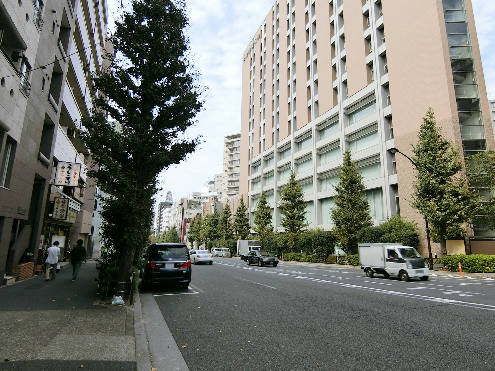 前面の壱岐坂通り
