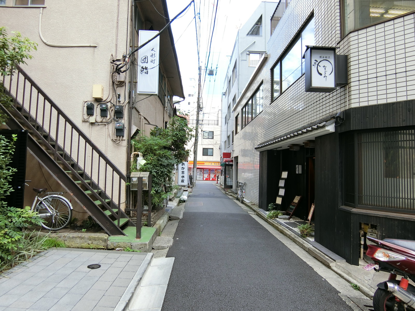 秀和ビル前面の通り