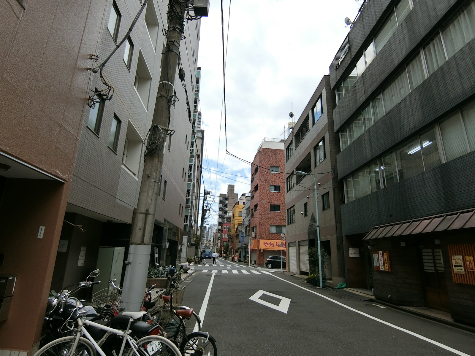 人形町小池ビル前面の通り