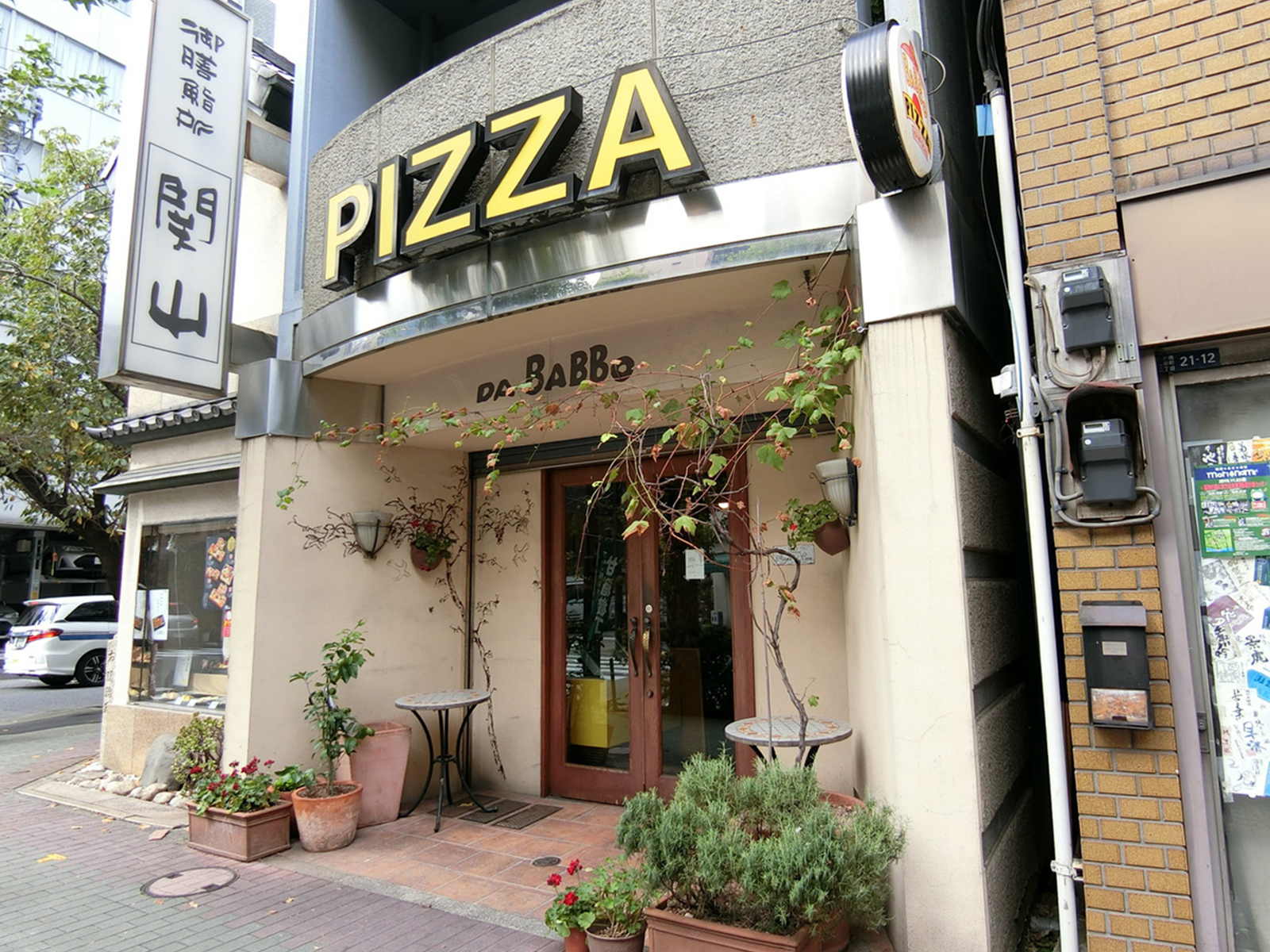 周辺は飲食店の豊富なエリア