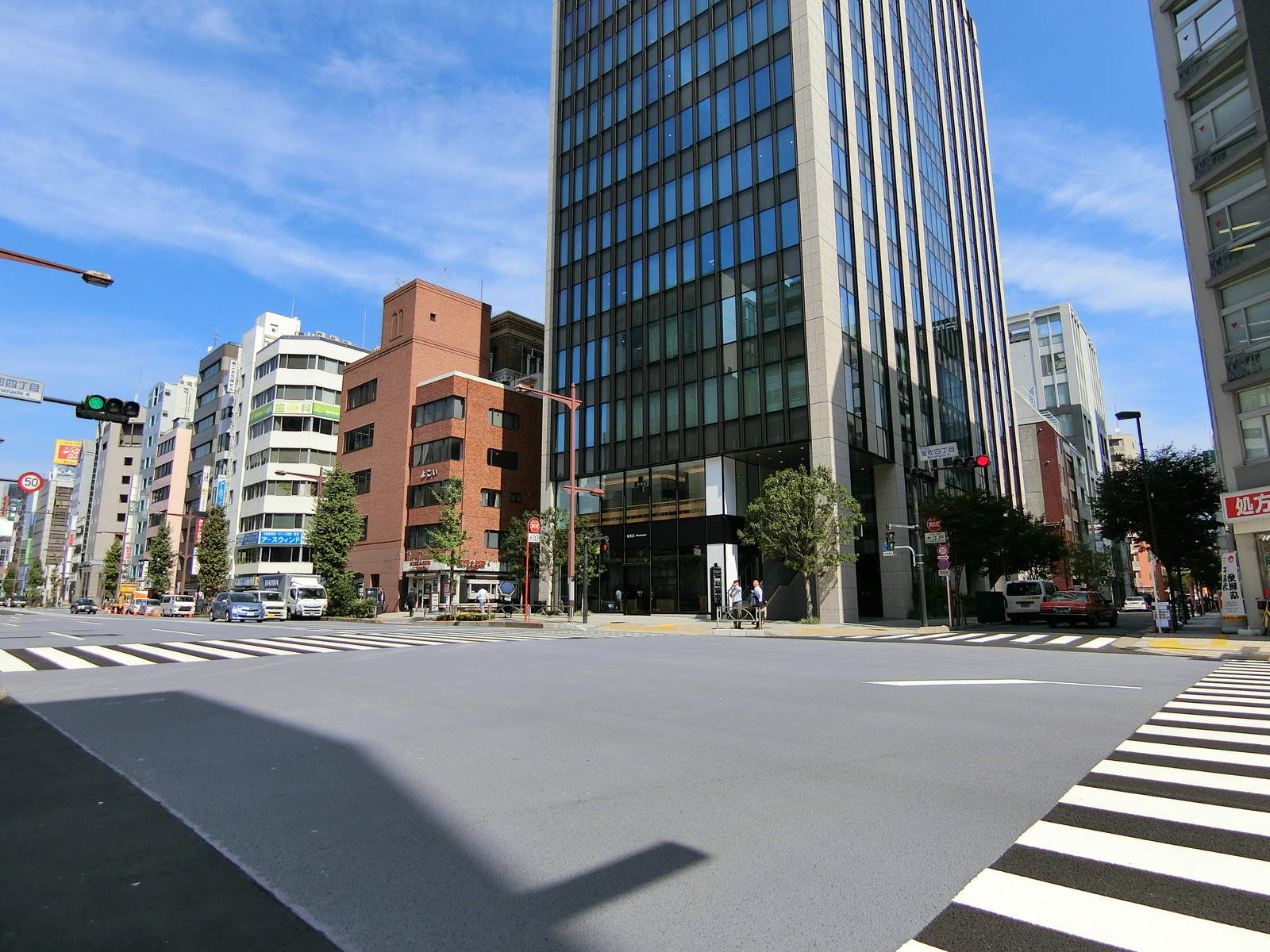 東山ビルディング前面の中央通り