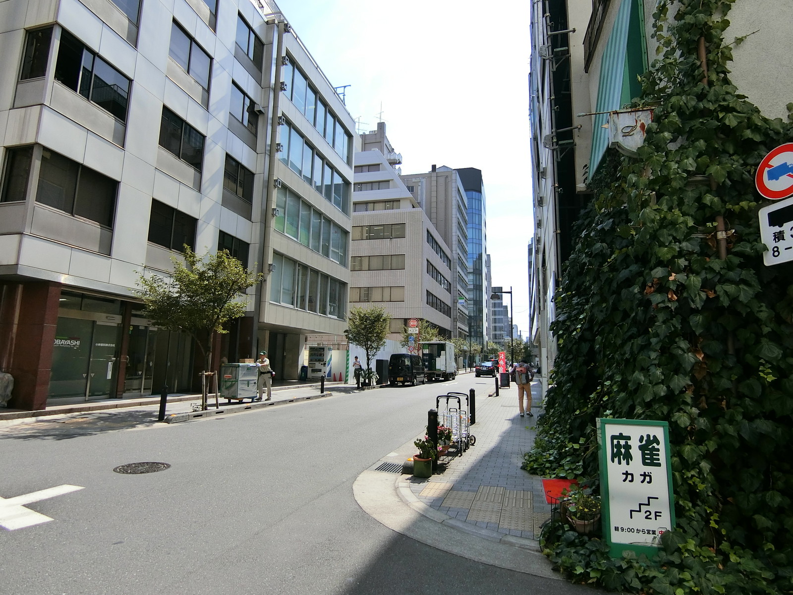 日本橋銀三ビル前面の通り