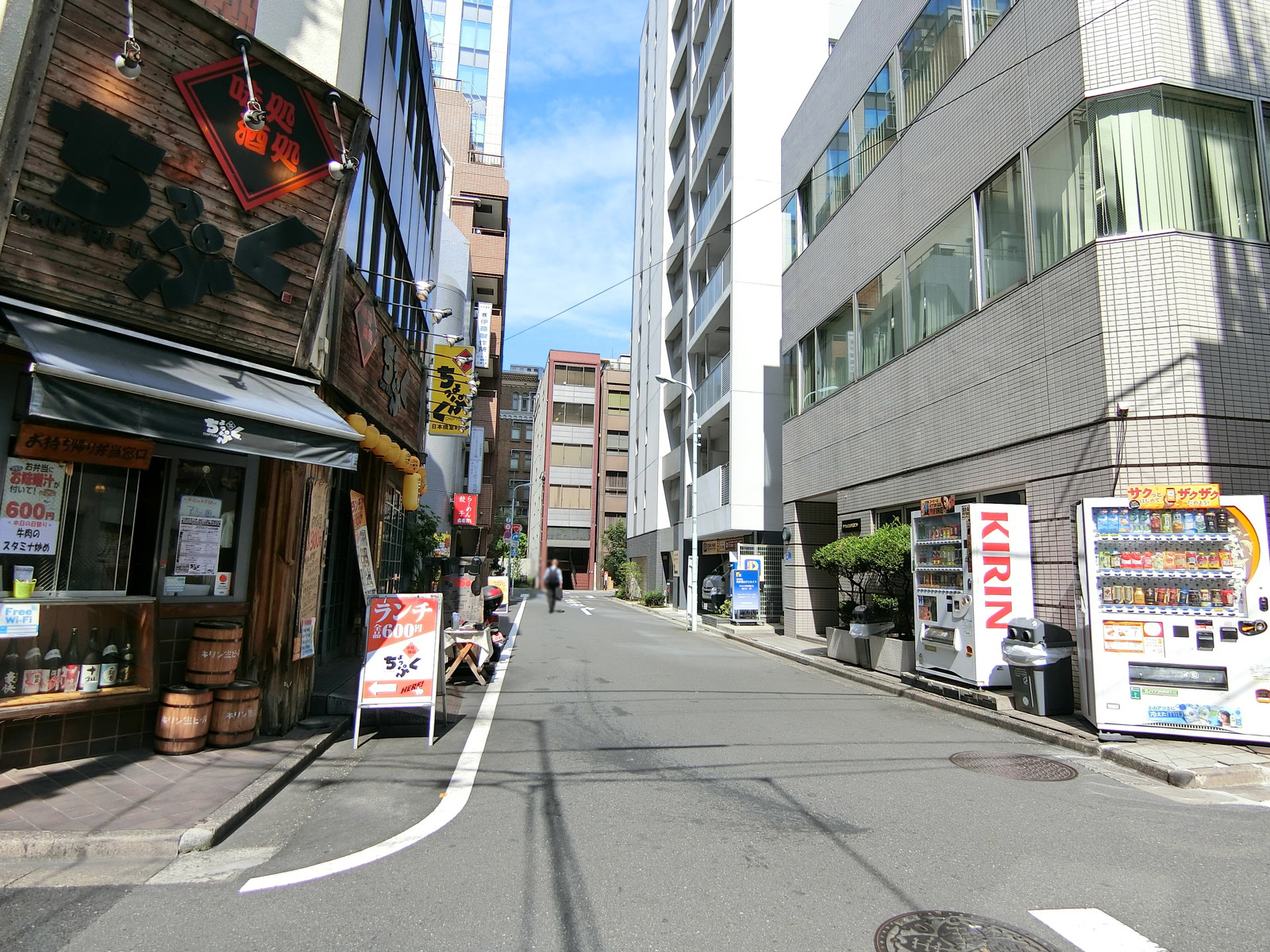 サカエ日本橋ビル前面の通り