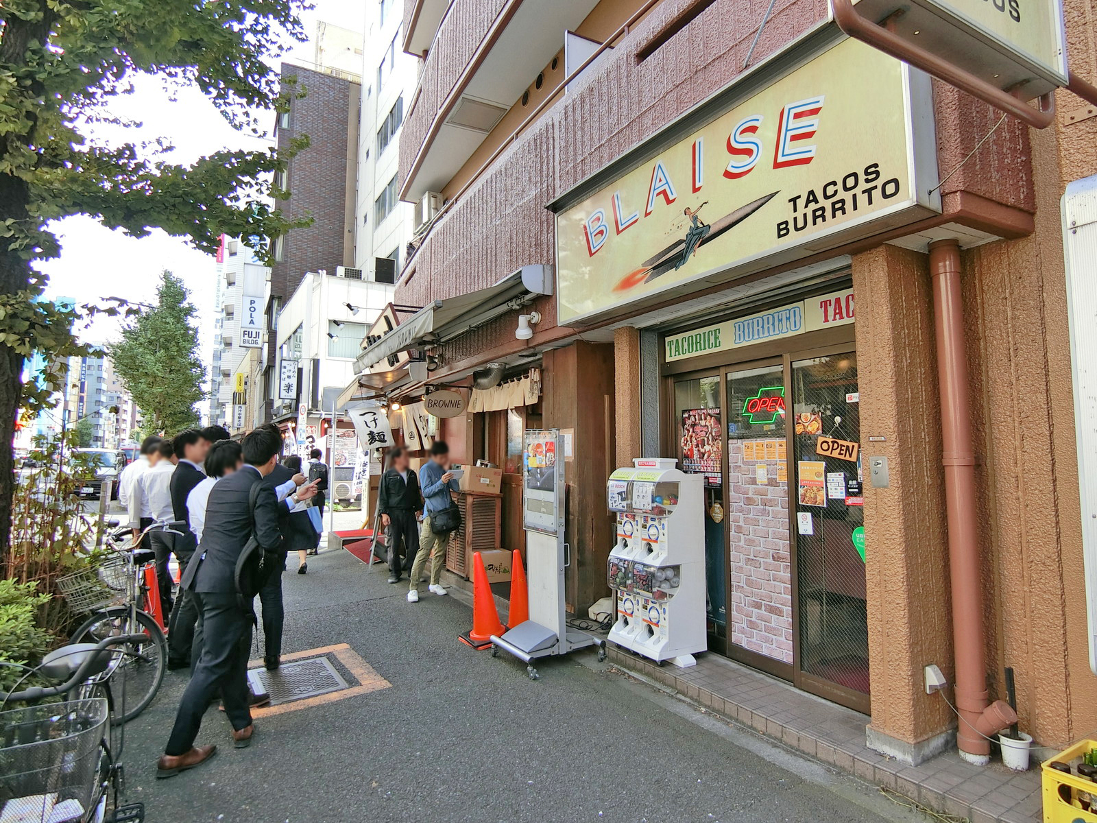 付近には飲食店が充実