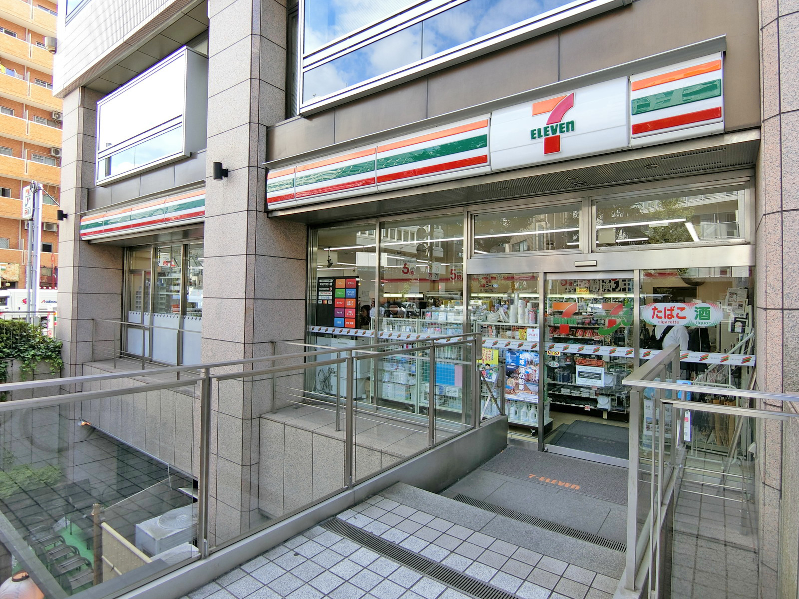 向かいの通りのセブンイレブン外神田二丁目妻恋坂店