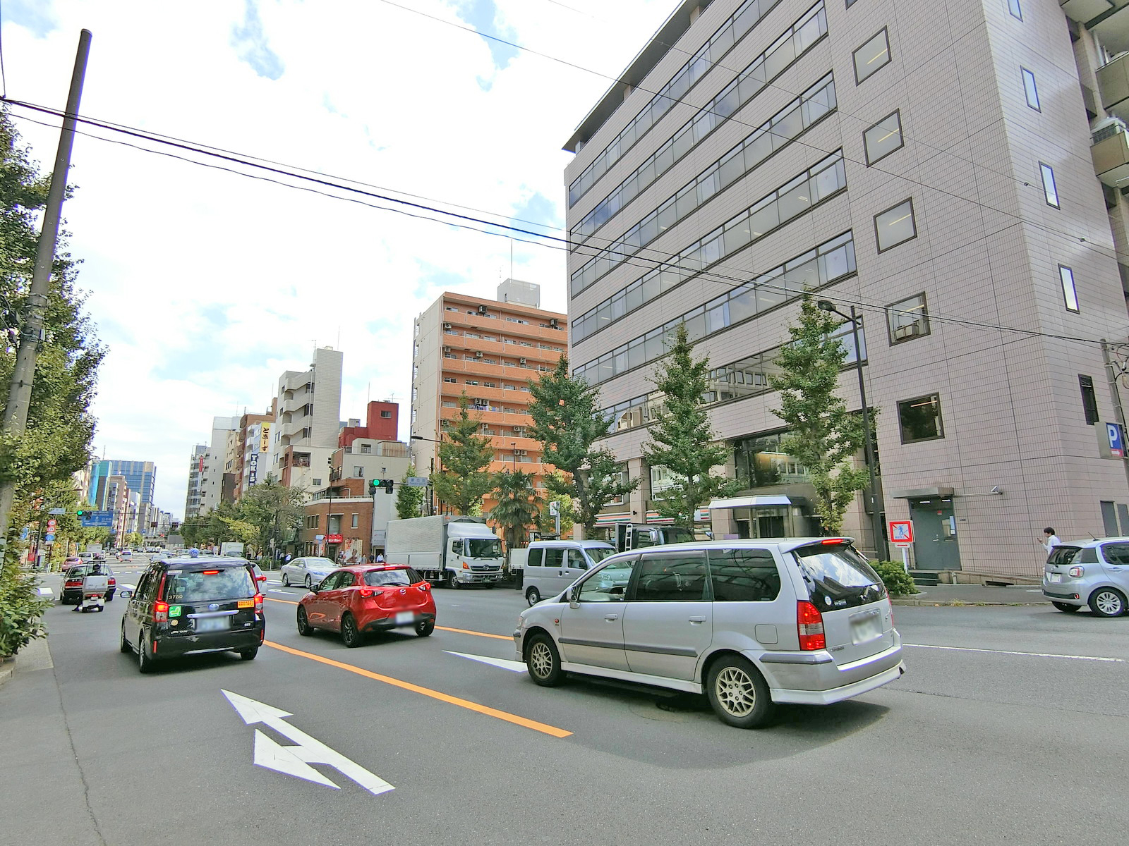 蔵前橋通り沿いに立地