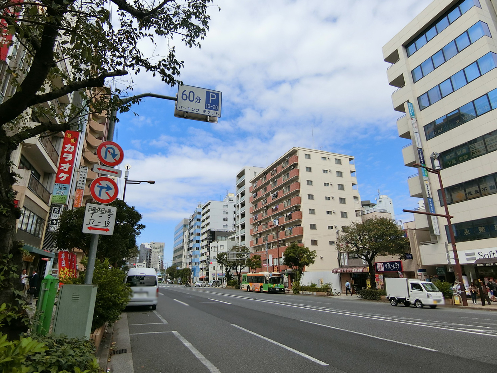 門前仲町MAビル前面の永代通り
