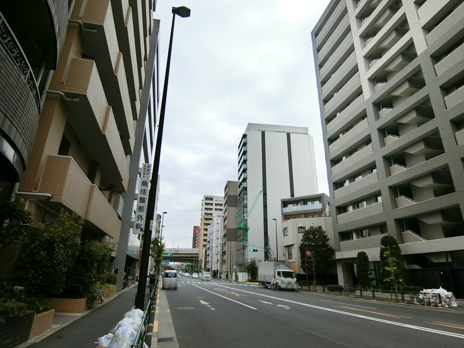 東亜門前仲町ビル前面の通り