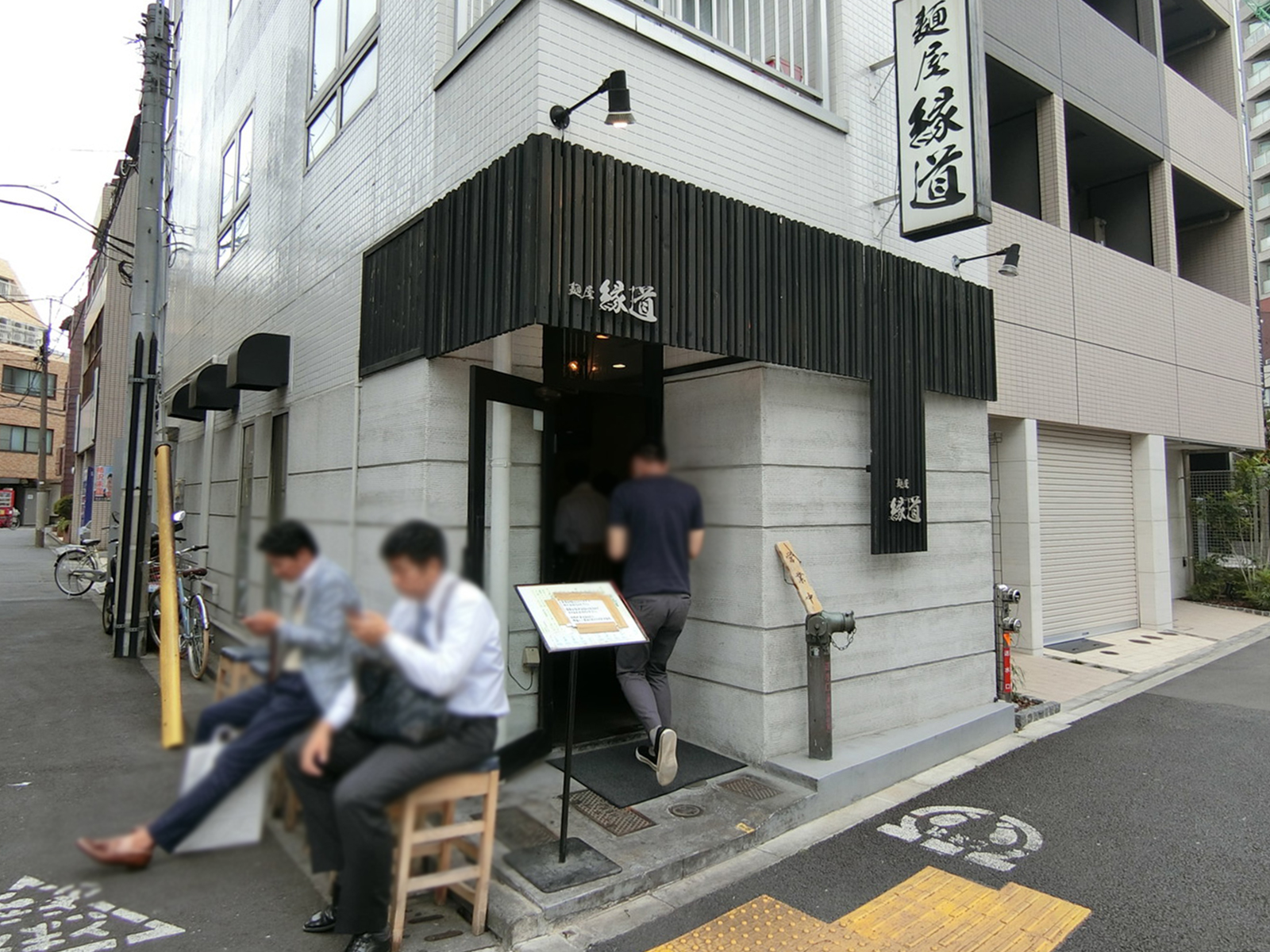 周辺には飲食店が多数